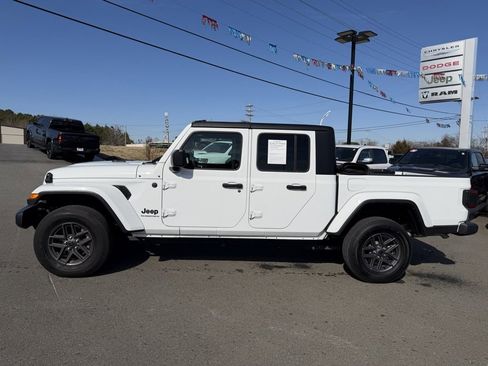Used 2024 Jeep Gladiator Sport image 7