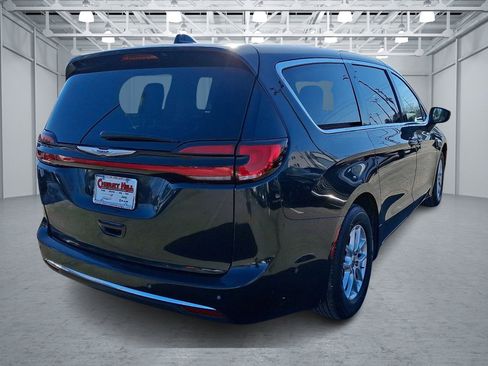 Used 2023 Chrysler Pacifica Touring-L image 5