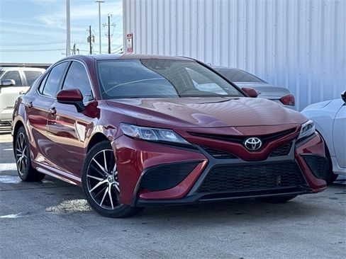 Used 2021 Toyota Camry SE image 2