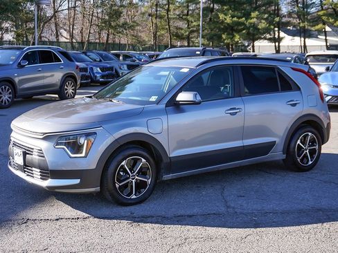 Used 2025 Kia Niro EX w/ EX Cold Weather Package image 11