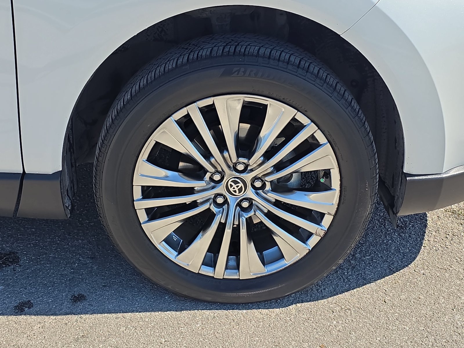 Used 2023 Toyota Venza XLE AWD/4WD image 28