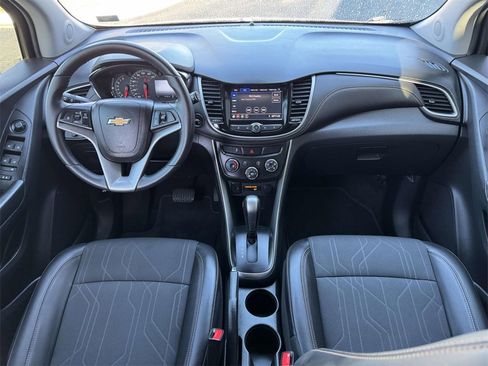 Used 2021 Chevrolet Trax LT w/ LT Convenience Package image 2