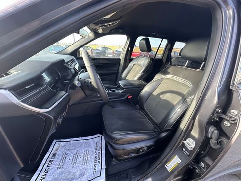 Used 2025 Jeep Grand Cherokee Altitude RWD image 11