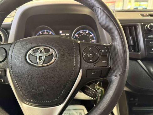 Used 2018 Toyota RAV4 LE FWD image 10