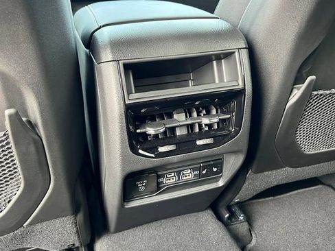 Used 2025 Jeep Grand Cherokee Limited w/ Black Appearance Package image 35