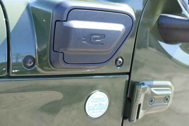 Used 2024 Jeep Wrangler Unlimited Sahara AWD/4WD image 9