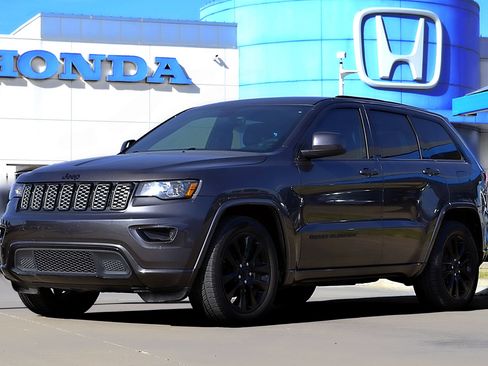 Used 2017 Jeep Grand Cherokee Altitude RWD image 1