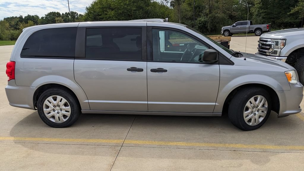 Used 2019 Dodge Grand Caravan SE w/ UConnect Hands-Free Group FWD image 2