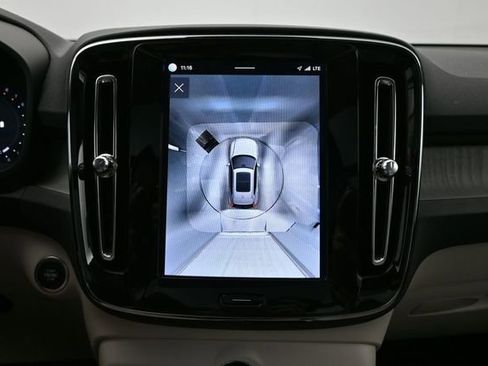 Used 2025 Volvo XC40 B5 Plus AWD/4WD image 21