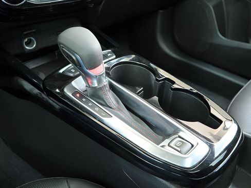 Used 2025 Chevrolet Trax RS w/ Sunroof Package FWD image 14