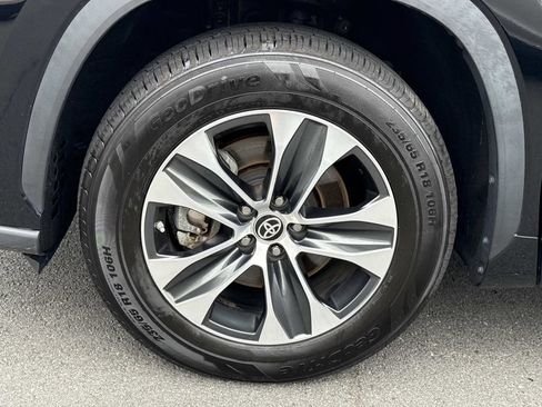 Used 2023 Toyota Highlander XLE FWD image 6