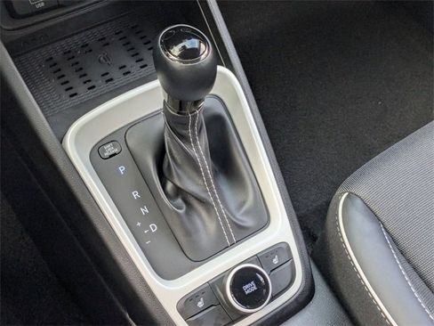 Used 2025 Hyundai Venue Limited image 25