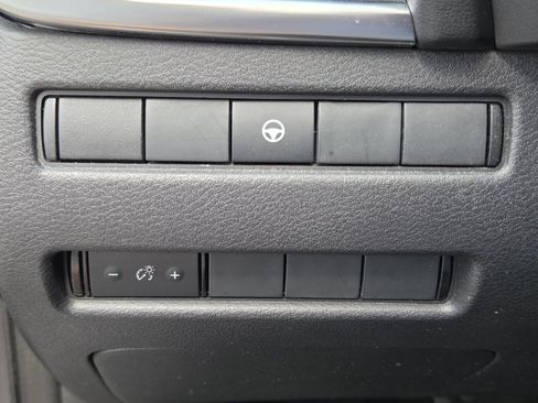 Used 2022 Nissan Rogue SV image 27