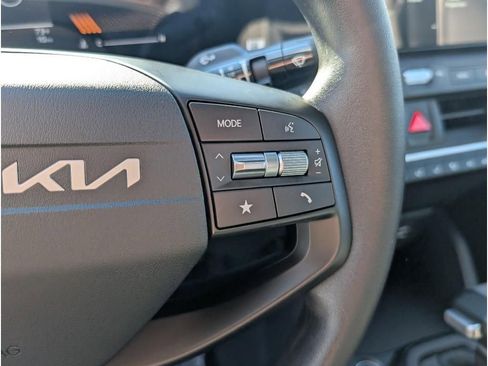 New 2025 Kia K4 LXS image 18
