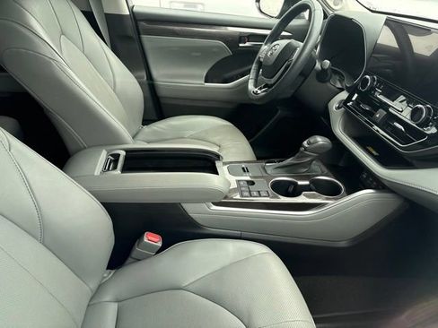 Used 2023 Toyota Highlander Limited FWD image 7