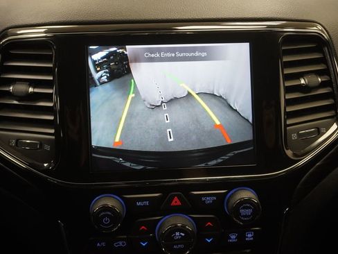 Certified 2021 Jeep Grand Cherokee Laredo X AWD/4WD image 32
