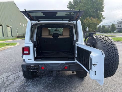 Used 2018 Jeep Wrangler Unlimited Sahara w/ Cold Weather Group AWD/4WD image 12