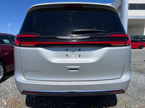 Used 2024 Chrysler Pacifica Touring-L image 4