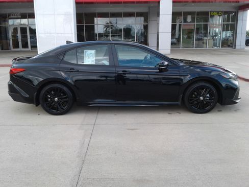 Used 2025 Toyota Camry SE w/ Convenience Package image 8