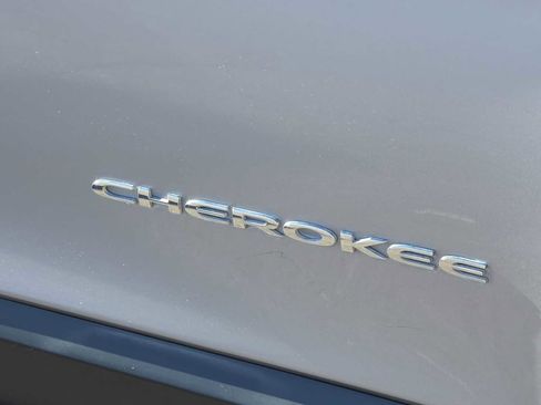 Used 2018 Jeep Cherokee Latitude w/ Cold Weather Group image 11