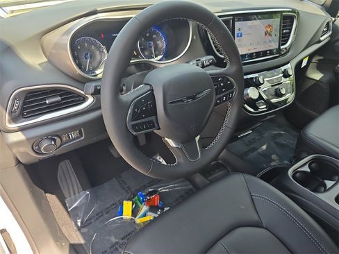 New 2026 Chrysler Voyager LX image 18