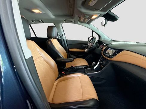 Used 2019 Chevrolet Trax LT w/ Sun & Sound Package AWD/4WD image 28