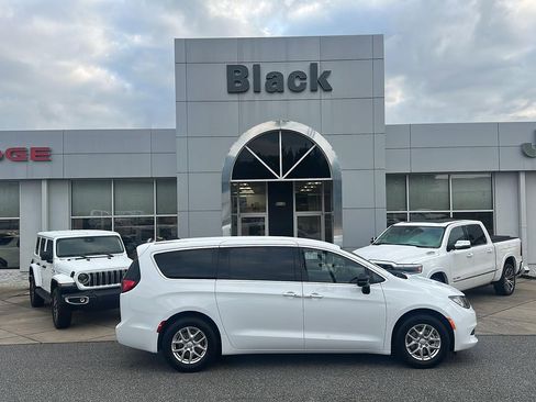 New 2026 Chrysler Voyager LX image 3