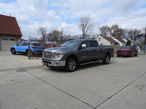 Used 2018 Nissan Titan SL w/ Chrome Package AWD/4WD image 5