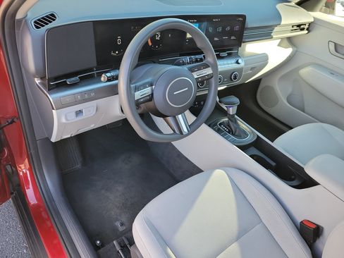 Used 2024 Hyundai Kona SE image 3