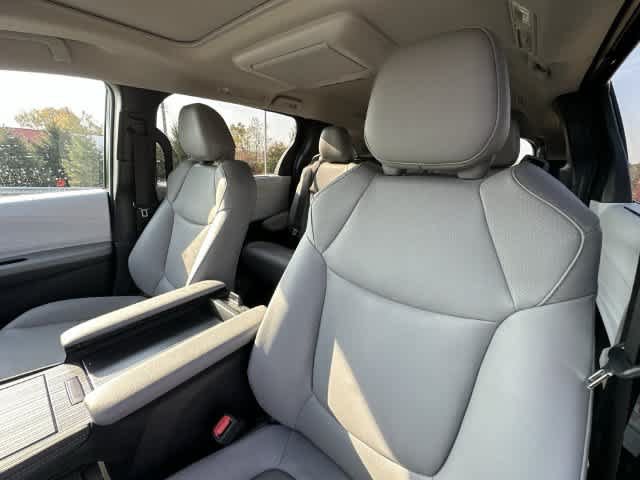 Used 2026 Toyota Sienna XLE AWD/4WD image 16