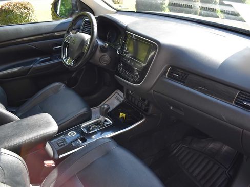 Used 2017 Mitsubishi Outlander SE AWD/4WD image 43