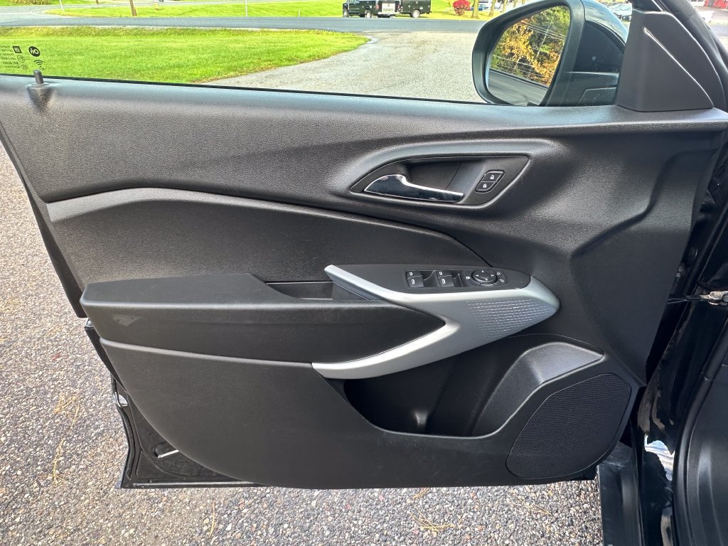 Used 2024 Chevrolet Trax RS w/ Sunroof Package FWD image 10