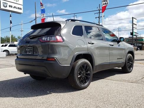 Used 2023 Jeep Cherokee Altitude Lux AWD/4WD image 3