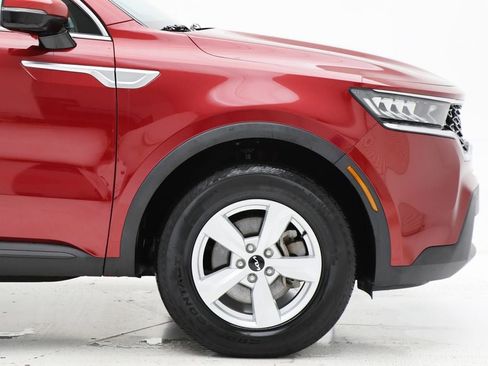 Used 2023 Kia Sorento LX image 4