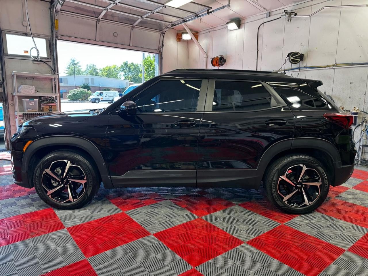 Used 2021 Chevrolet TrailBlazer RS w/ Sun and Liftgate Package FWD image 4