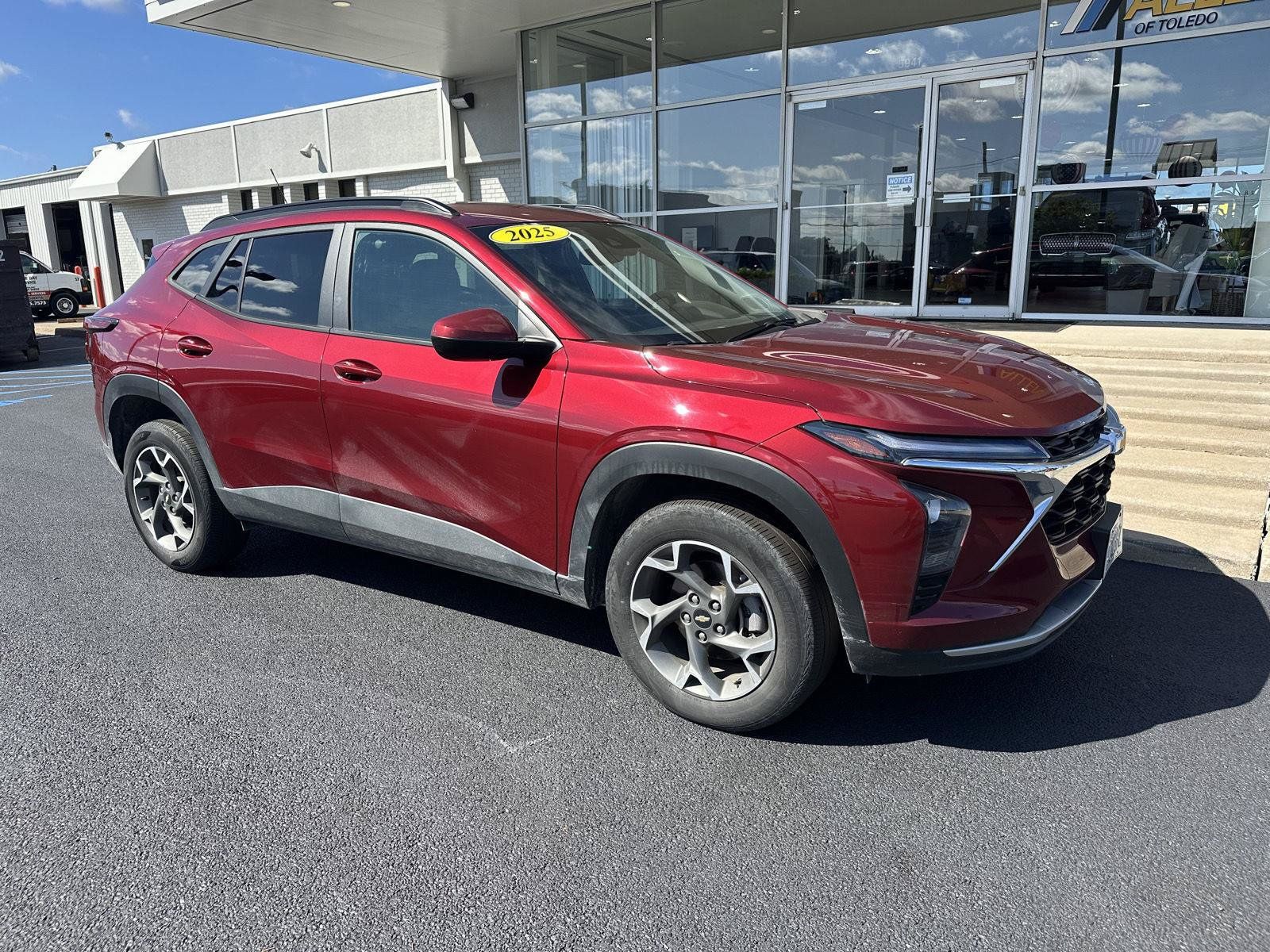 Used 2025 Chevrolet Trax LT FWD image 2