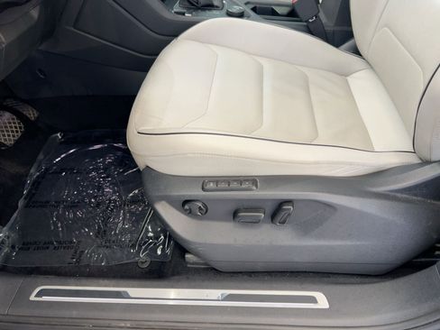Used 2019 Volkswagen Tiguan SEL Premium image 14