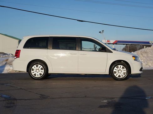 Used 2018 Dodge Grand Caravan SE w/ UConnect Hands-Free Group image 2