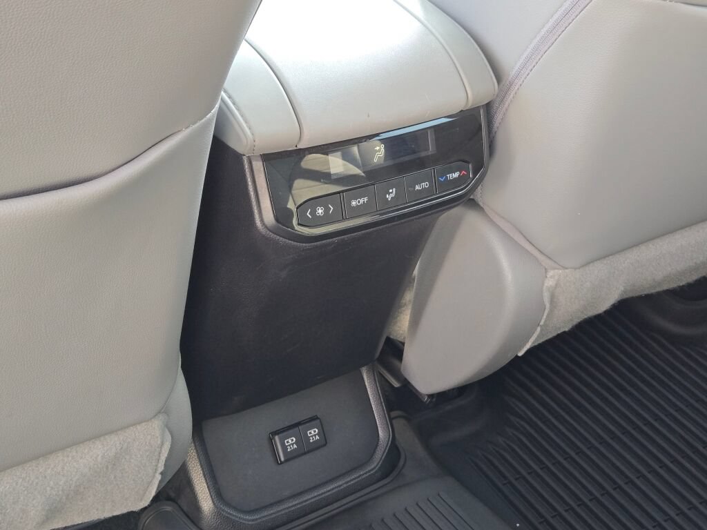 Used 2021 Toyota Highlander XLE AWD/4WD image 19