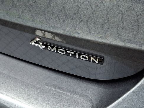 Used 2025 Volkswagen Taos SE AWD/4WD image 4