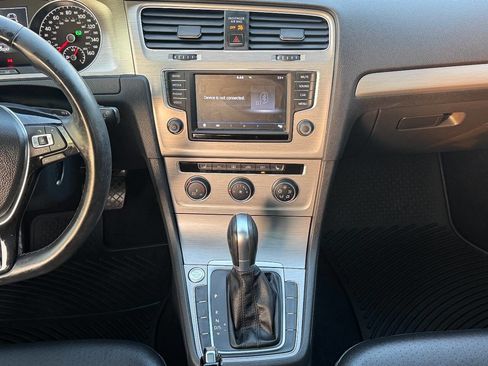 Used 2017 Volkswagen Golf SE image 38