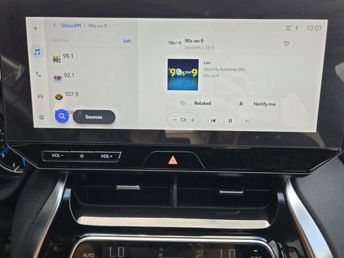 Used 2024 Toyota Venza XLE image 12