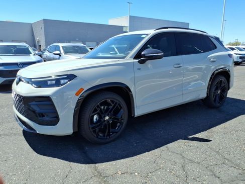 New 2026 Volkswagen Tiguan SE R-Line FWD image 2