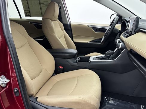 Used 2022 Toyota RAV4 LE image 32