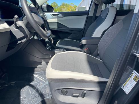 Used 2025 Volkswagen Taos SE image 24