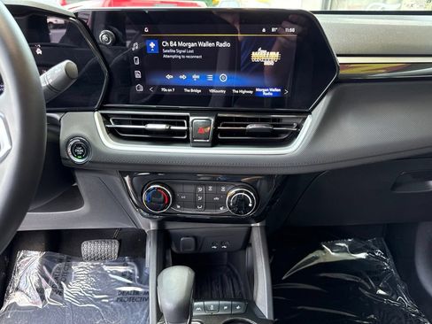 Used 2025 Chevrolet TrailBlazer LT w/ LPO, Blackout Package FWD image 17