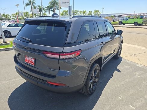 New 2025 Jeep Grand Cherokee Altitude image 12