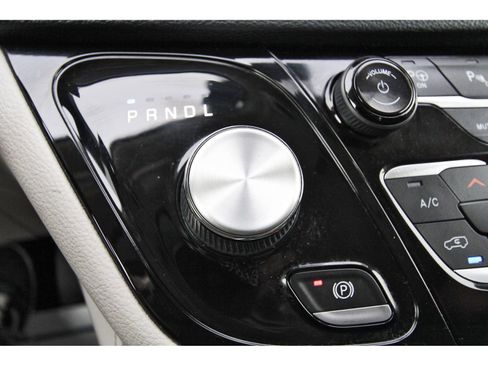 Used 2021 Chrysler Pacifica Limited w/ Uconnect Theater Family Group image 30