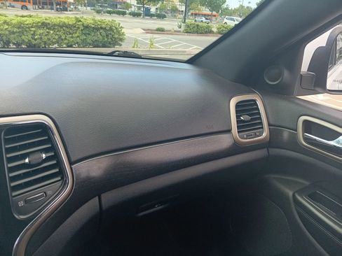 Used 2017 Jeep Grand Cherokee Laredo RWD image 18