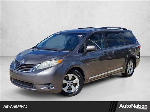 Used 2017 Toyota Sienna LE image 1